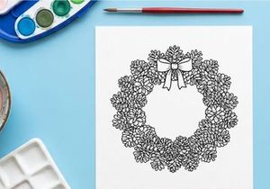 Mesa de comedor festiva vacía con decoraciones navideñas