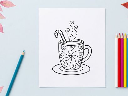 Caneca de café artesanal com vapor e colher de bombom em pires festivo
