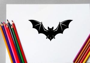 Silhouette eines Fledermaus mit ausgebreiteten Flügeln in Schwarz auf weißem Hintergrund