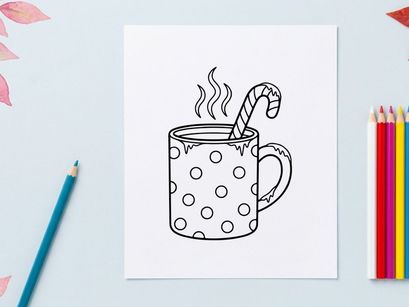 Kopi panas yang menguap dalam cangkir bergambar polka dot dengan pengaduk permen tongkat untuk pagi Natal yang meriah