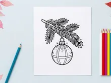 Hiasan Natal buatan tangan dengan globe dan ranting pinus menggantung di pohon liburan yang meriah