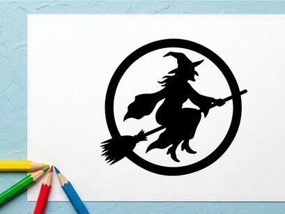 Silhouette seorang penyihir yang menaiki sapu di dalam bingkai lingkaran