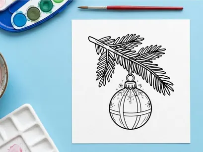 Hiasan Natal buatan tangan dengan globe dan ranting pinus menggantung di pohon liburan yang meriah