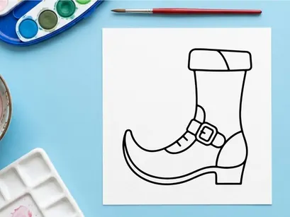 Bota de inverno única com fivelas decorativas isolada em fundo branco. Sapato elegante de cano baixo para design de moda e exibição no varejo.