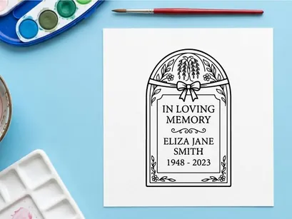 Elegantes Trauer-Gedenkkarten-Template mit Schleife. Weißer Hintergrund für den Druck. Design zur Erinnerung mit Daten und Namen zur individuellen Anpassung...