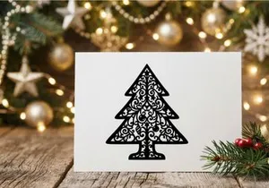Siluet pohon Natal hitam dengan pola filigree dekoratif pada latar belakang putih