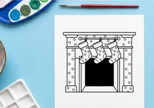 Mesa de comedor festiva vacía con decoraciones navideñas