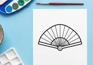 Kipas kertas genggam dengan desain klasik yang dilipat. Aksesori vintage dekoratif untuk acara musim panas dan perayaan budaya.