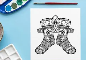 Página para colorear de medias navideñas con intrincados patrones de estrellas en una percha