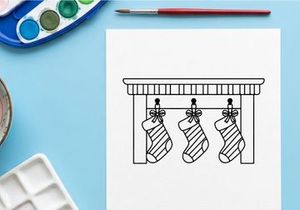 Leeres festliches Wohnzimmer mit Weihnachtsdekoration