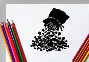 Silhouette de una mujer con sombrero grande y joyería, artístico en blanco y negro