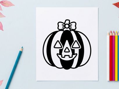 Calabaza de Halloween con cara espeluznante y pajarita. Decoración clásica de calabaza tallada para celebraciones otoñales festivas.