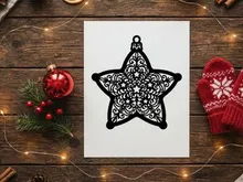 Schwarze ornamentale Sternen-Weihnachtskugel isoliert auf weißem Hintergrund für Weihnachtendesign