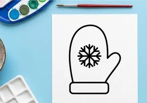 Leerer festlicher Esstisch mit Weihnachtsdekoration