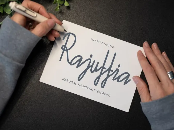 Rajuttia - Natural Handwritten Font