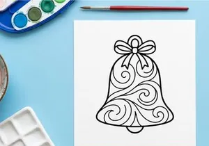 Leerer festlicher Esstisch mit Weihnachtsdekoration