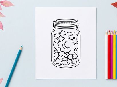 Marshmallow berbentuk bulan dan bintang dalam toples kaca. Permen putih yang imajinatif disimpan dalam wadah bening untuk pembuatan kue atau dekorasi.