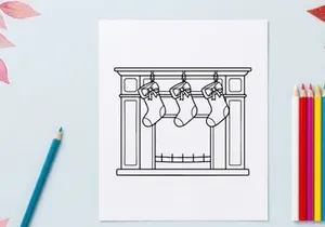 Mesa de jantar festiva vazia com decorações de feriado