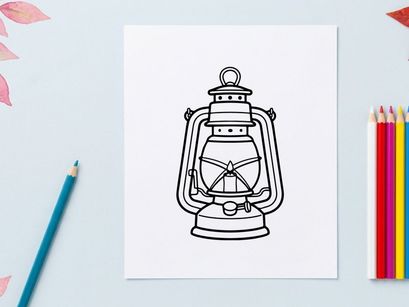 Linterna de queroseno vintage con chimenea de vidrio y estructura de metal. Lámpara de aceite clásica para acampar, iluminación de emergencia o decoración rústica del hogar.