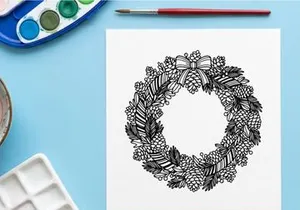 Leerer festlicher Esstisch mit Weihnachtsdekoration
