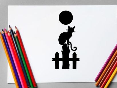 Silhouette de un gato sentado en una valla bajo una luna llena