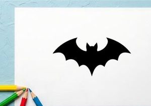 Silhouette eines Fledermaus mit ausgebreiteten Flügeln in Schwarz
