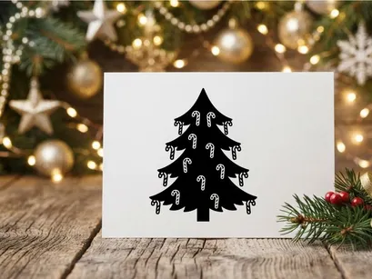 Árbol de Navidad estilizado con decoraciones de bastones de caramelo para celebraciones festivas