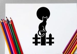Silhouette einer sitzenden Katze auf einem Zaun mit Vollmond am Nachthimmel
