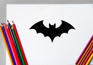 Silhouette eines Fledermaus mit ausgebreiteten Flügeln in Schwarz