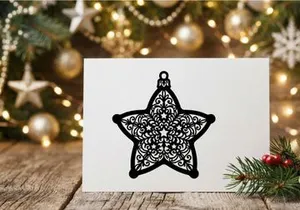 Estrela de Natal ornamentada em preto isolada em fundo branco para design de feriado