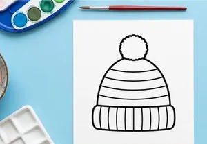Topi rajut musim dingin buatan tangan dengan tepi terlipat terisolasi di latar belakang putih untuk desain liburan