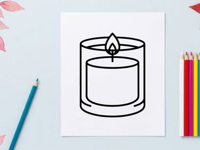 Brennende Kerze in Glas für Halloween-Dekoration. Entzündete Flamme in durchsichtigem Behälter für gruselige saisonale Atmosphäre.