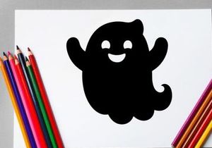 Süße schwarze Cartoon-Katzenfigur mit verspieltem Ausdruck