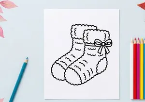 Süßes weißes gehäkeltes Weihnachts-Schaf-Stofftier mit dekorativer Schleife für Weihnachtsdekoration