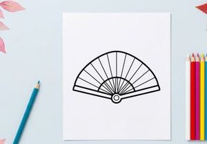 Kipas kertas genggam dengan desain klasik yang dilipat. Aksesori vintage dekoratif untuk acara musim panas dan perayaan budaya.