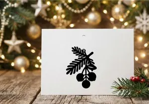 Schwarze Weihnachtskugel mit Tannenzweig und Beeren, isoliert auf weißem Hintergrund