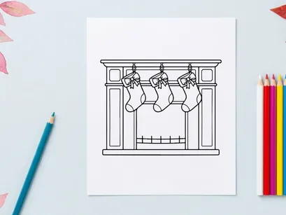 Leerer festlicher Esstisch mit Weihnachtsdekoration
