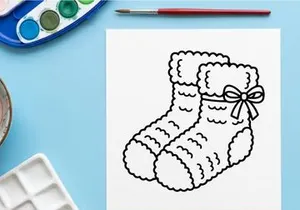 Süßes weißes gehäkeltes Weihnachts-Schaf-Stofftier mit dekorativer Schleife für Weihnachtsdekoration