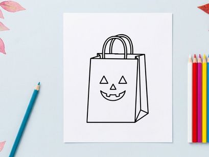 Sacola de compras com rosto de abóbora de Halloween isolada em fundo branco. Bolsa de trick-or-treat assustadora com design de abóbora para promoções sazonais no varejo.