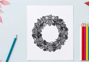 Leerer festlicher Esstisch mit Weihnachtsdekoration