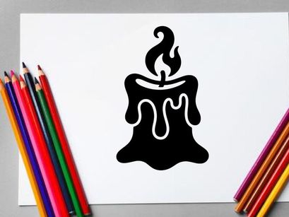 Schwarze Kerze mit tropfendem Wachs und Flamme für Halloween oder gruselige Deko