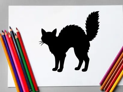 Silhouette Kucing dengan Ekor Lebat dalam Warna Hitam di Latar Belakang Putih