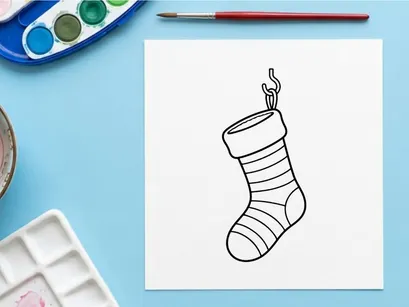 Leerer festlicher Esstisch mit Weihnachtsdekoration