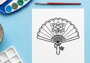 Leque de papel desenhado à mão com design de caveira floral. Acessório decorativo vintage dobrável para comemorações sazonais assustadoras.