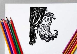 Cortina de encaje negra y blanca con diseño intrincado de luna ornamentada