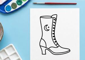 Sepatu bot hujan putih bergaya dengan ritsleting samping dan detail gesper. Sepatu bot pergelangan kaki tahan air untuk cuaca basah dan mode perkotaan.
