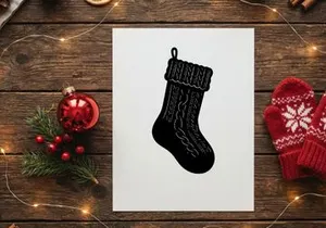Silueta de calcetín navideño negro con textura de punto de cable aislado sobre fondo blanco