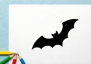 Silhouette eines fliegenden Fledermaus in Nachthimmel für Halloween oder Horror-Themen