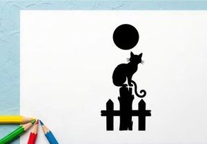 Silhouette einer sitzenden Katze auf einem Zaun unter einem Vollmond