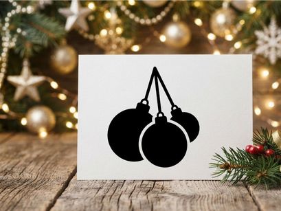 Silhouet hitam dari tiga hiasan natal gantung yang terisolasi di latar belakang putih.